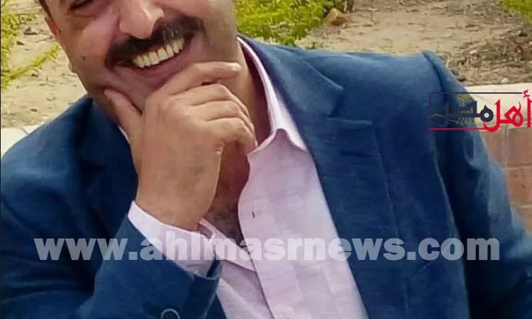 شاب يلاحق والده بعد ساعتين من وفاته بحادث انقلاب سيارة بكفر الشيخ (صور)