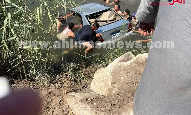 وفاة شخص وإصابة ابنه وآخر في حادث انقلاب سيارة بكفر الشيخ