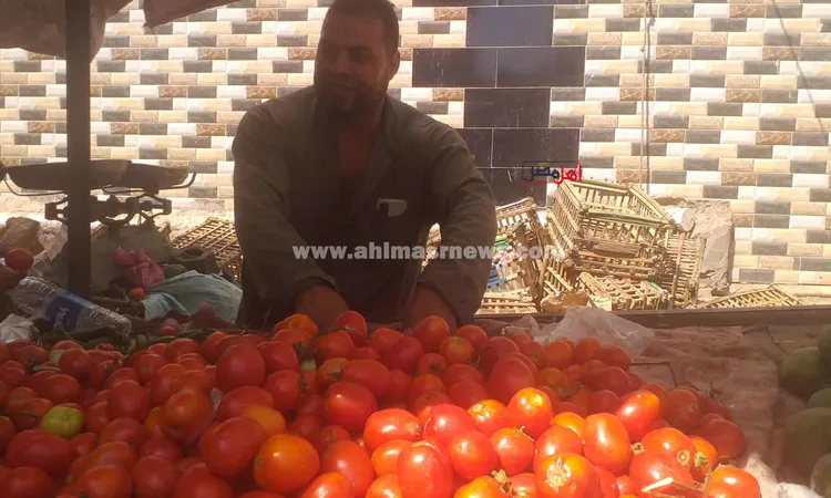 بطل كمال أجسام يروي رحلة 33 عامًا في بيع الخضار وتربية 4 أطفال (فيديو)