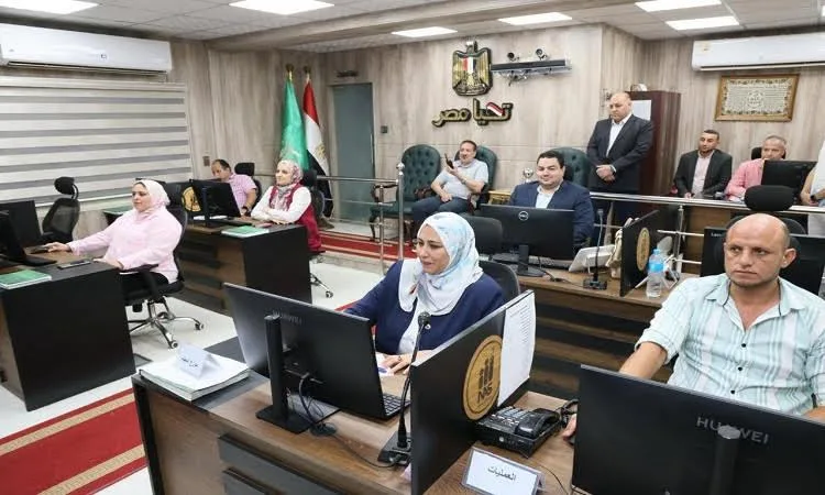 مراقبة دقيقة.. دعم شامل.. شفافية كاملة..  تُسلط المقالة الضوء على مراقبة محافظ المنوفية لإجراءات التصويت عبر البث المباشر.