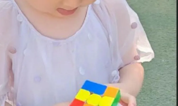 طفلة في الرابعة تتحدى المستحيل: تحل مكعب ‘روبيك’ في 30 ثانية فقط!