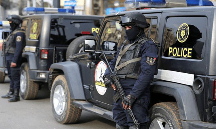 <p><strong>الداخلية تتناول تفاصيل اعتداء 3 أشخاص على المارة بسلاسل حديدية في الجيزة</strong></p>