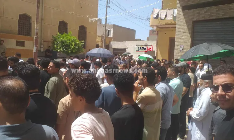 الأب ونجله يرحلان معاً: تفاصيل جنازة مؤثرة بعد حادث كفر الشيخ (صور)