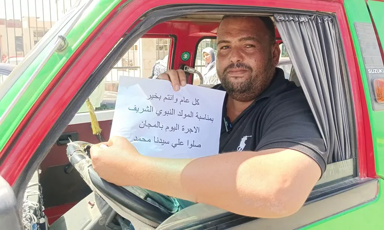 سائق يتبرع بنقل المواطنين مجانًا في يوم المولد النبوي بالمنوفية