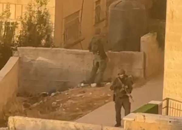 الاحتلال يعتقل مواطنا بعد محاصرته بناية سكنية في حي أم الشرايط بالبيرة