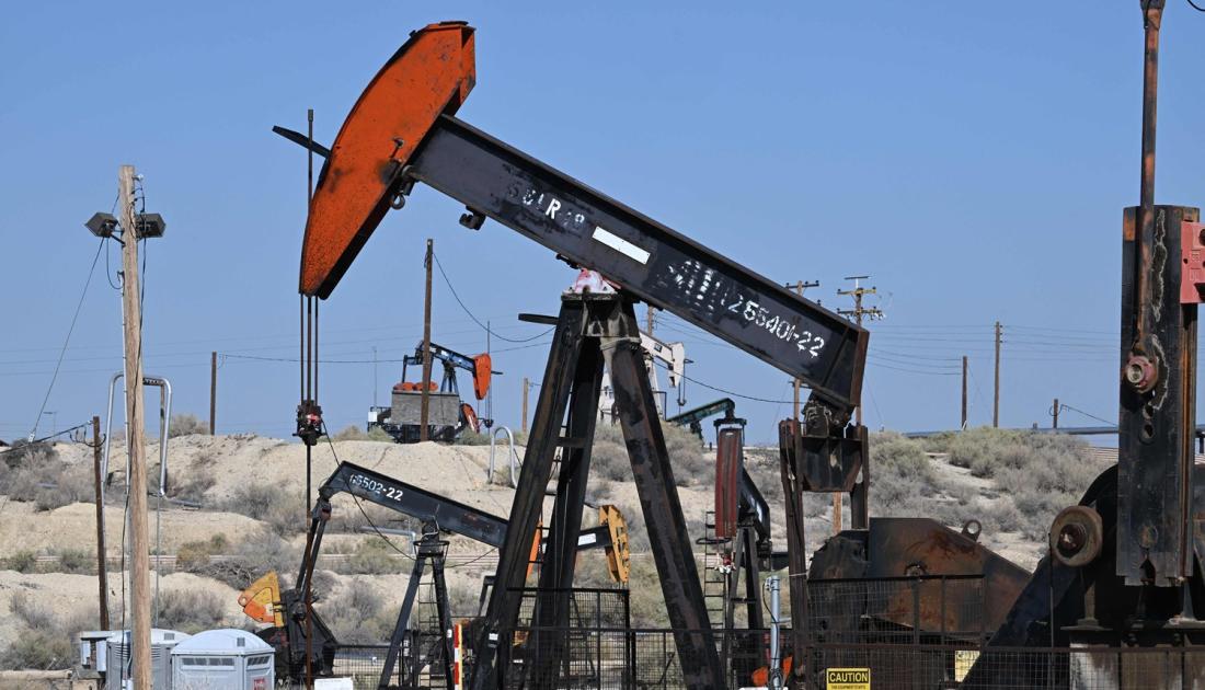 النفط ينخفض في بداية تعاملات الأسبوع.. برنت عند 61 دولاراً