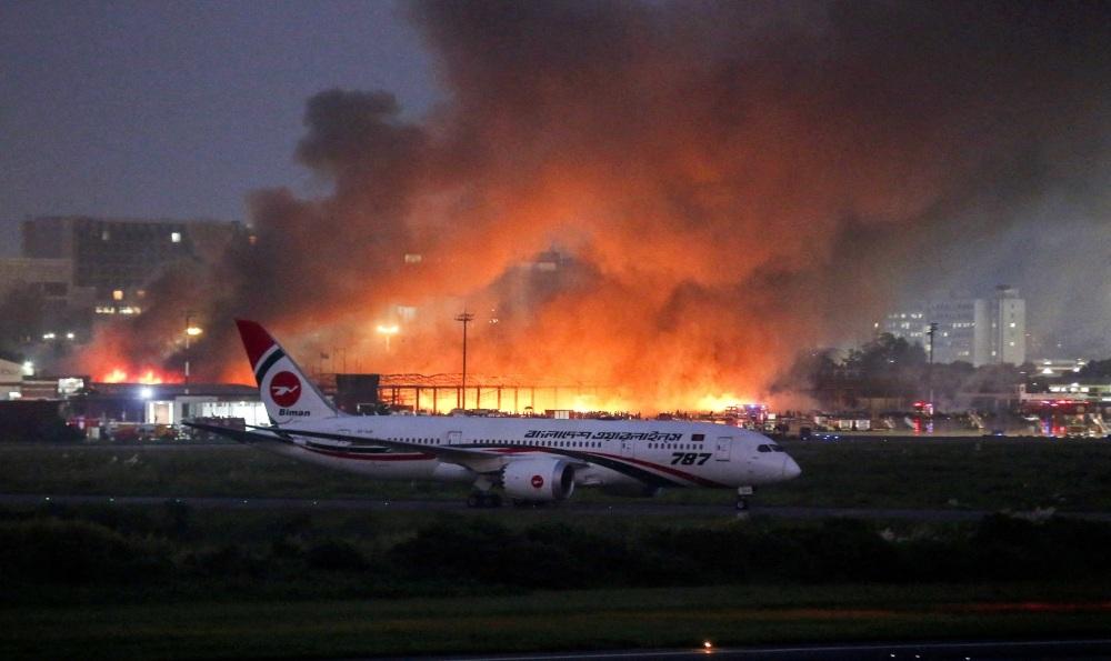 حريق يلتهم صناعة الملابس في بنغلادش