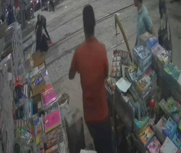 يقظة مراقب تنقذ مصرية من الموت تحت عجلات القطار في المنيا (فيديو)