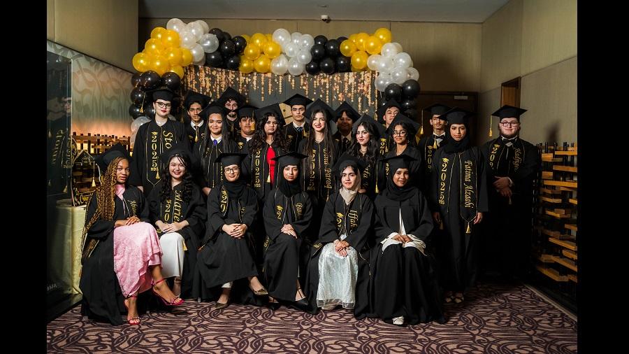 ريتش البريطانية تحقق نتائج استثنائية وتتبنى بيئة تعليمية بلا هواتف