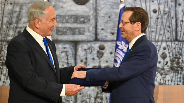 هرتسوغ أبلغ عائلات الأسرى بإمكانية العفو عن نتنياهو وطالبهم بدفع الموضوع علنا