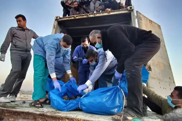 دفن 50 جثماناً مجهول الهوية ومشاهد صادمة ومرعبة على أجساد الشهداء