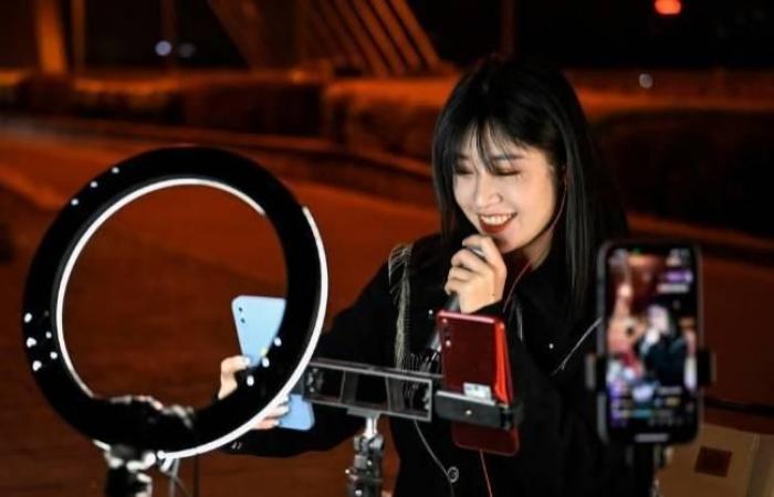 يربح اليانصيب ويصرفه على صانعة محتوى وزوجته تطلب الطلاق