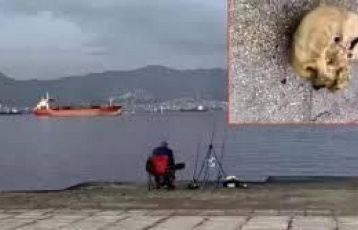 جمجمة في سنارة صياد بدل السمكة