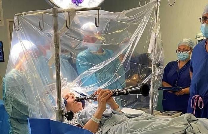 ستينية تعزف على الكلارينيت أثناء جراحة في الدماغ (فيديو)