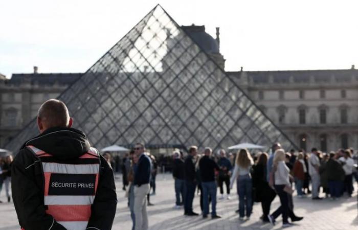 اللوفر يفتح أبوابه بعد «سرقة القرن»
