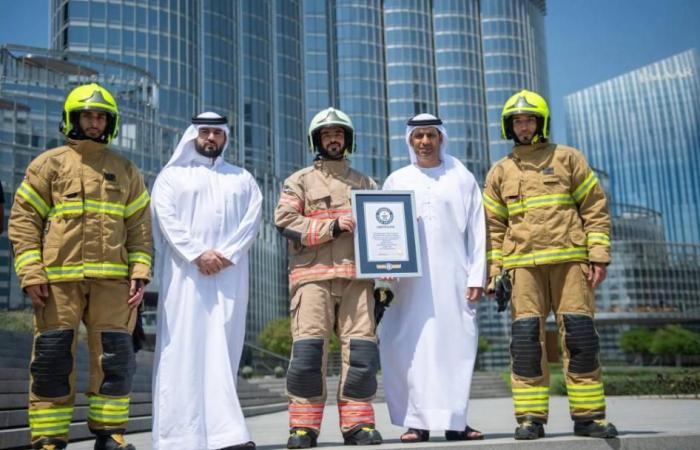 «مدني دبي» تدخل «غينيس» بأسرع زمن لصعود برج خليفة عبر السلالم