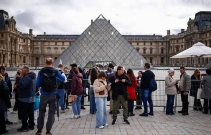 مديرة متحف اللوفر تكشف السبب في سرقة القطع الأثرية الثمينة