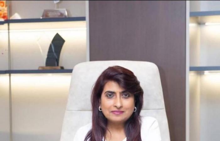 «كويني كازارا» تعيد تعريف العناية بالشعر