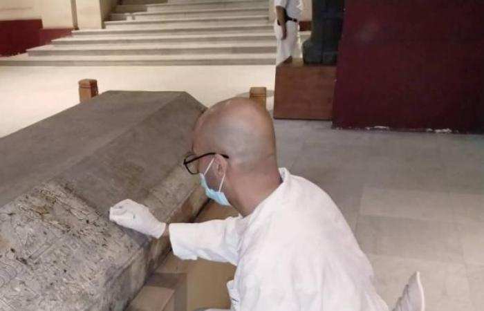 ترميم تابوت أثرى من الحجر الجيري بالمتحف المصري