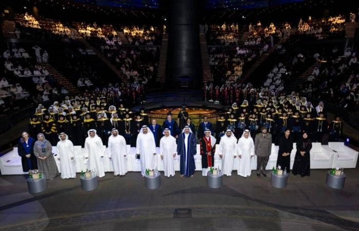 سلطان المنصوري يكرّم 286 خريجاً في جامعة دبي