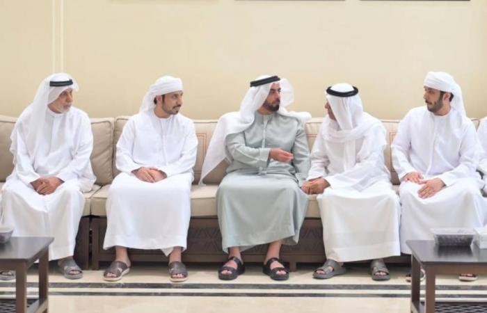 سيف بن زايد يعزي في وفاة علي الطنيجي