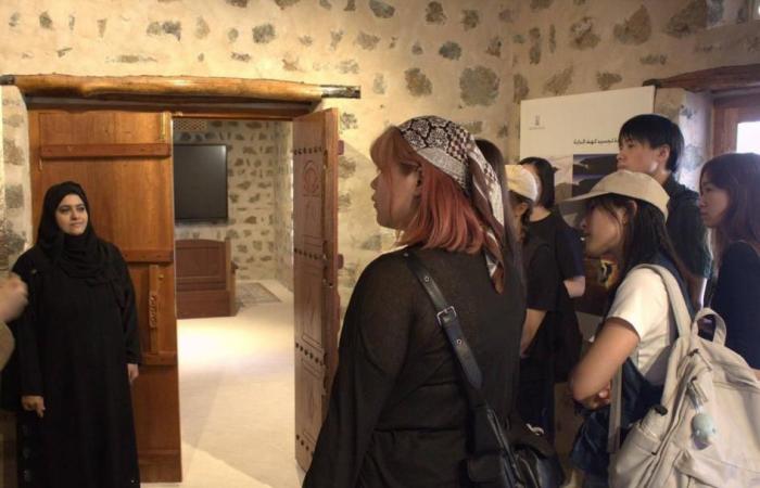 تعريف وفد جامعة هونغ كونغ بالتراث الإماراتي