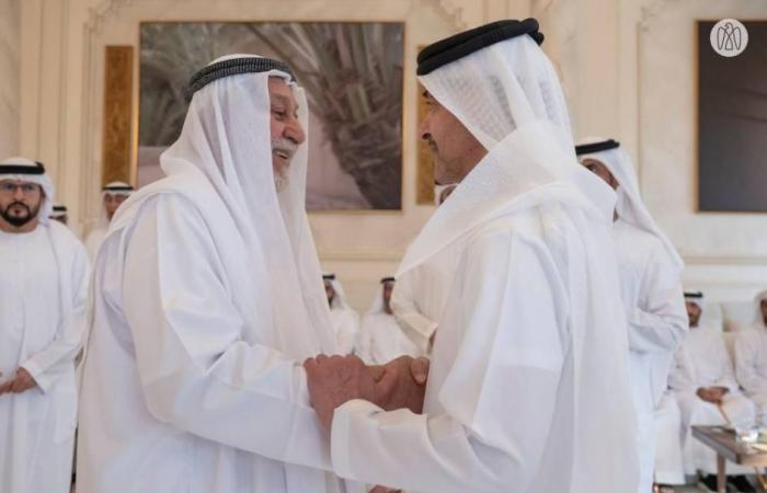 هزاع بن زايد يستقبل الشيوخ والمسؤولين والمواطنين بقصر المقام في العين