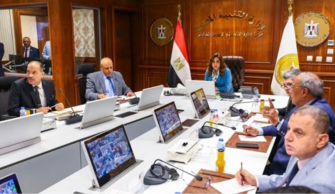وزيرة التنمية تتابع سير العملية الانتخابية في المرحلة الأولي…