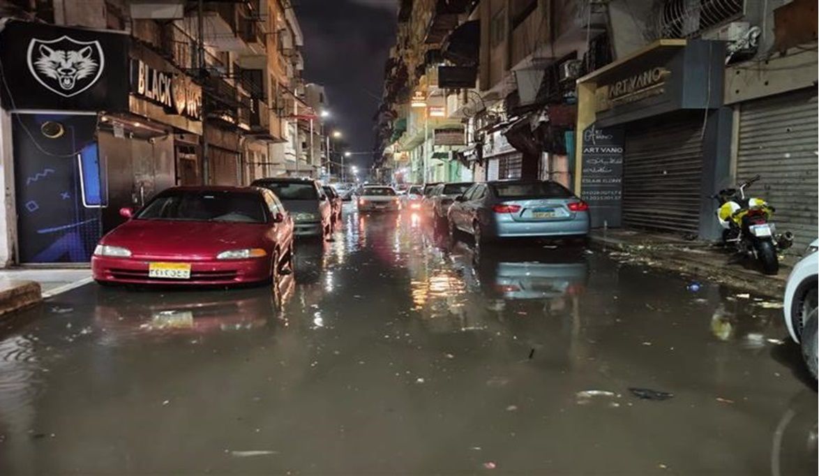 بالفيديو .. بورفؤاد تحت الأمطار الغزيرة.. سيارات ومعدات شفط ال…