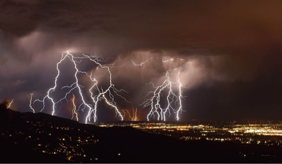 ليلة رعدية على السواحل الشمالية .. أمطار غزيرة تقترب من الإسكن…