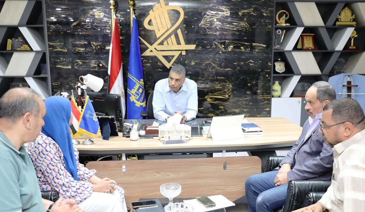 محافظ أسوان يتابع تنفيذ مشروعات مياه الشرب والصرف الصحى في الم…