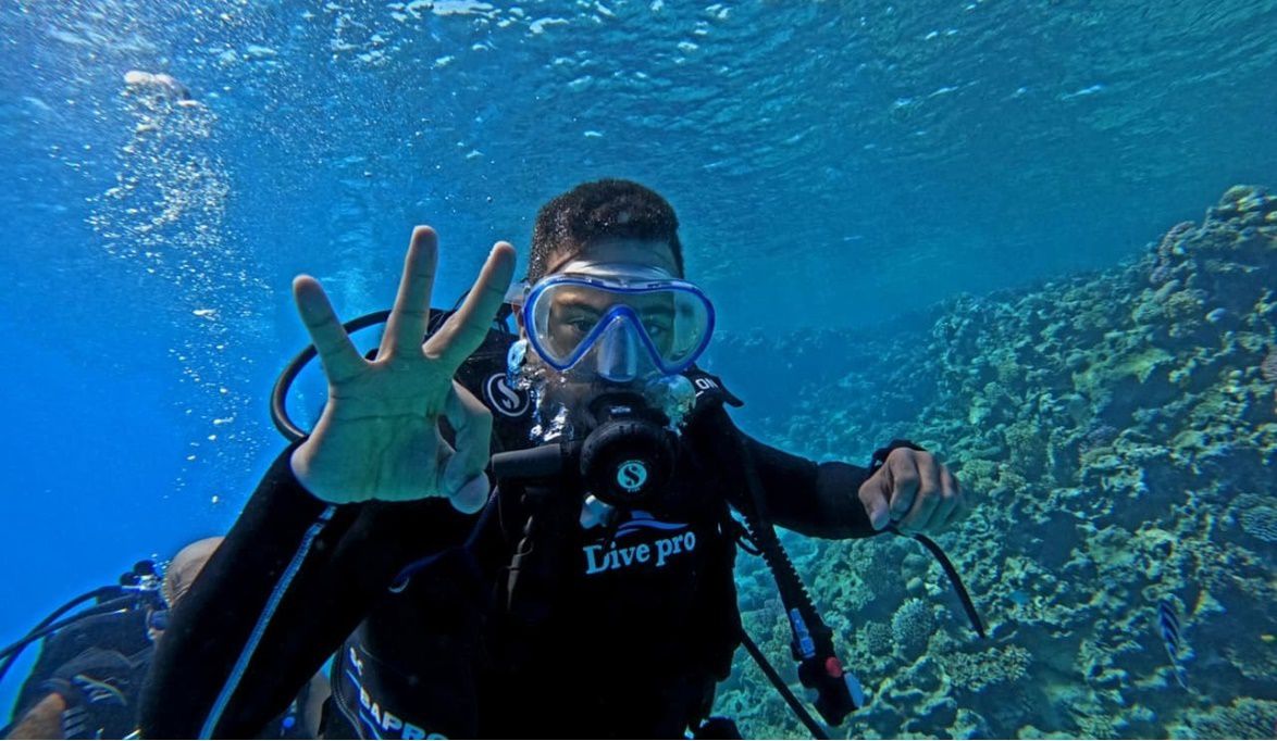 محمد كرم أول غواص من ذوي الهمم يقود حملة بيئية ت…