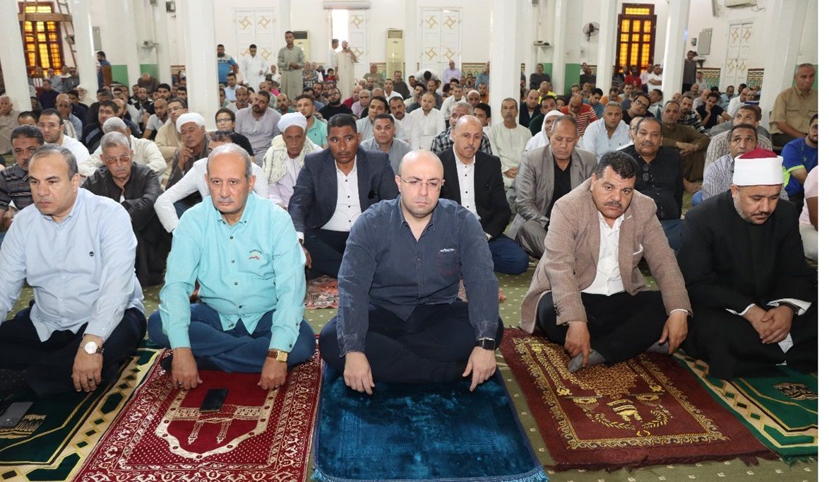 محافظ بني سويف يؤدي صلاة الجمعة في مسجد عمر بن عبد العزيز…