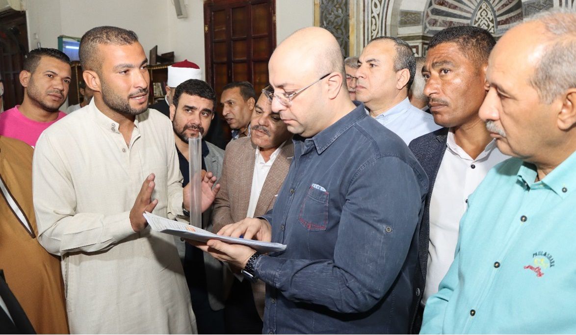 محافظ بني سويف يلتقي المواطنين عقب صلاة الجمعة ويوجه بسرعة تلب…