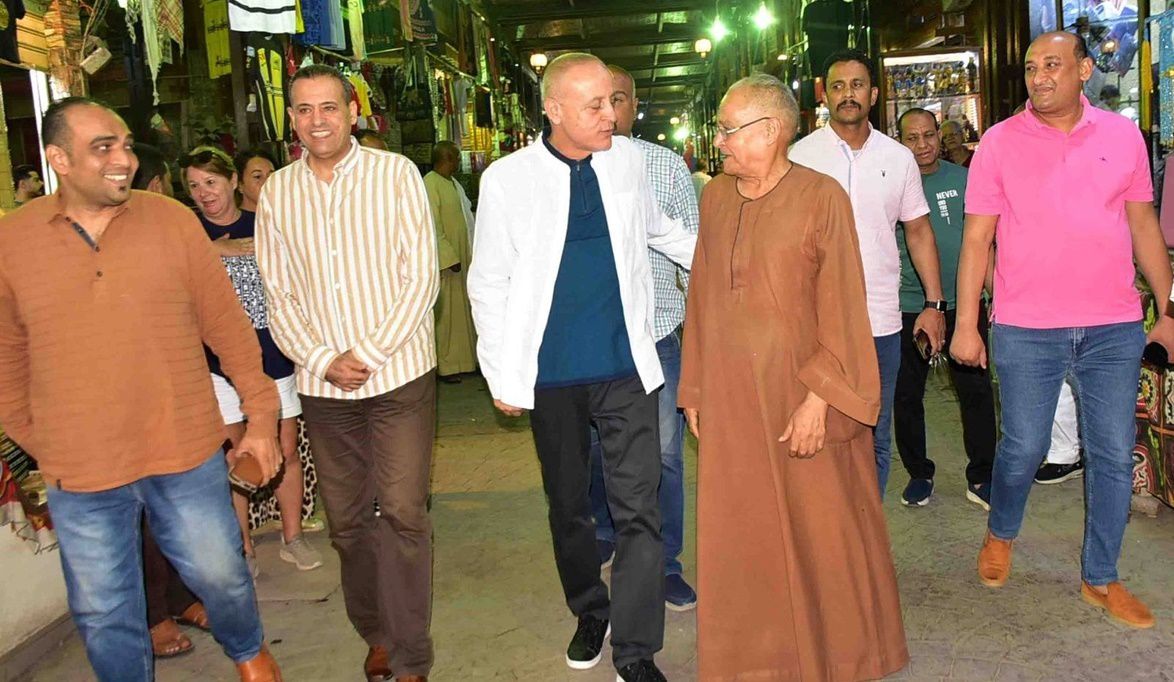 محافظ الأقصر في جولة ليلية مفاجئة قرار فوري بغلق مداخل السوق ا…