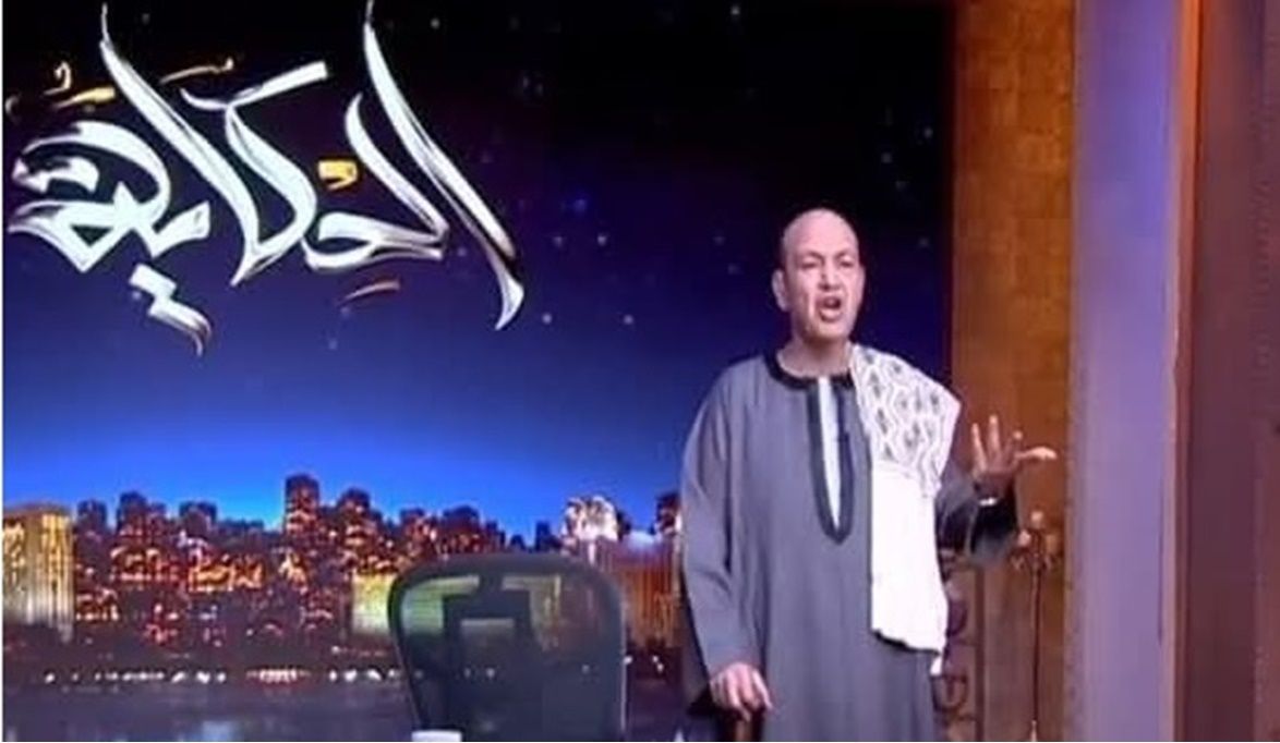 بعد أزمة الجلابية في المتحف الكبير .. الإعلامي عمرو أديب بالج…