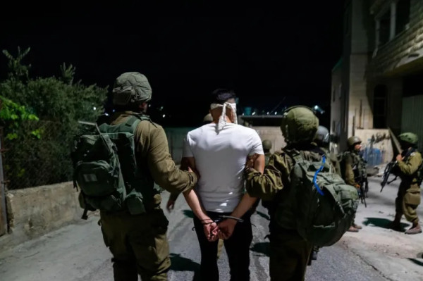 قوات الاحتلال تعتقل ثمانية مواطنين من نابلس