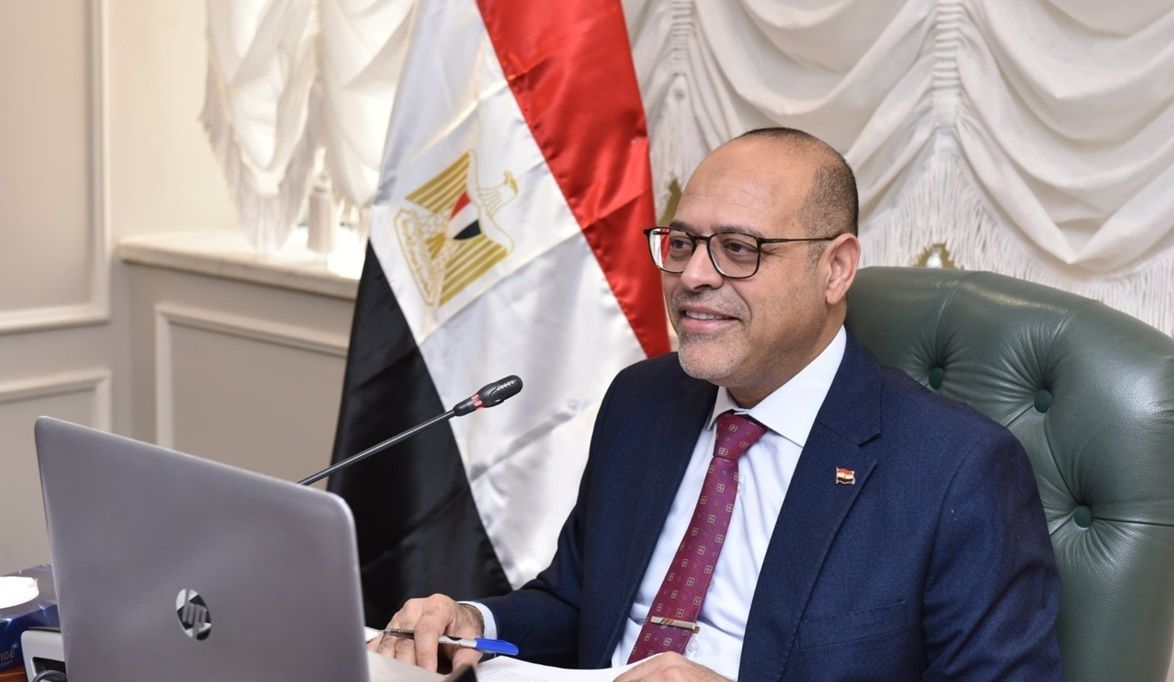 بعد انهيار سقف المصنع وإصابة 12 عامل .. وزير العمل يتابع موقف …