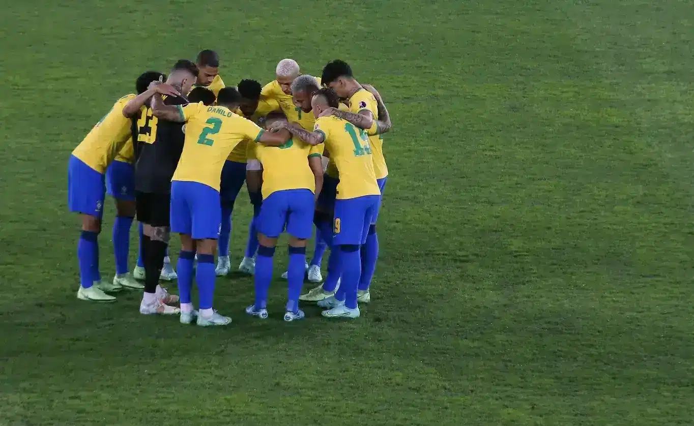 أسطورة البرازيل ينفصل عن طالبة جامعية ويرافق شقراء غامضة