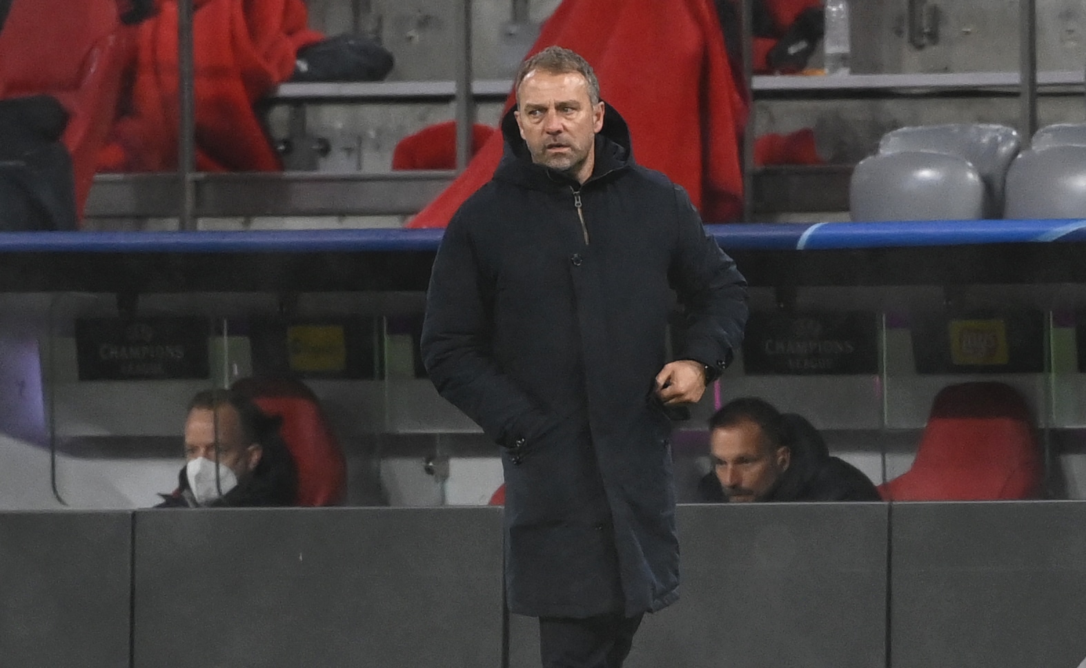 المصائب تنهال على فليك.. برشلونة في ورطة قبل مباراة بلباو