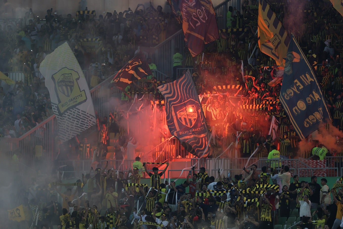 تحويل 7 مشجعين إلى الجهات المختصة في السعودية بسبب لافتة الديربي