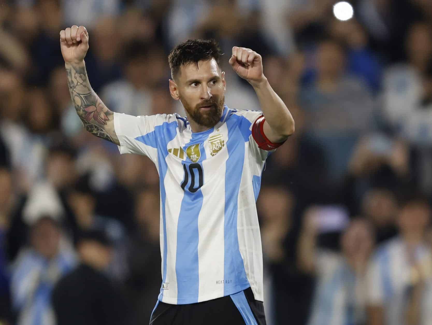 إلتشي يكرم ميسي في معسكر الأرجنتين بإسبانيا (فيديو)