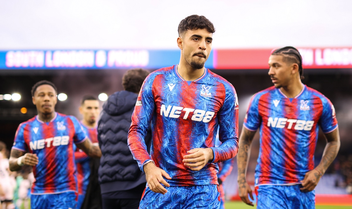 مدرب كريستال يوضح سبب غياب شادي رياض عن مواجهة ألكمار