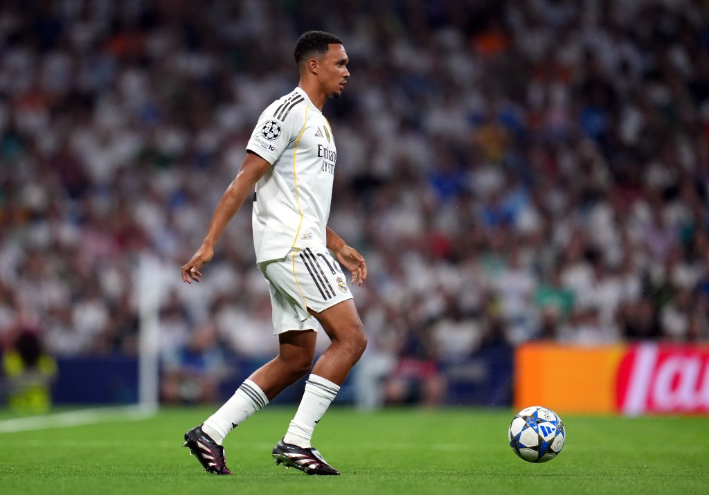 كيف استقبلت جماهير ليفربول أرنولد قبل مواجهة ريال مدريد؟