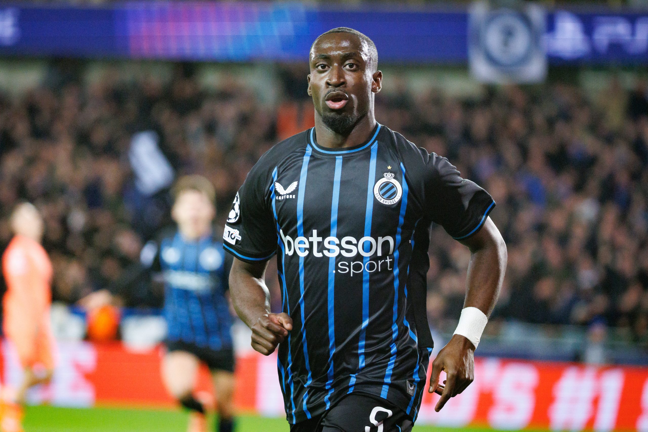 من أكاديمية مانشستر سيتي إلى تألقه الساحر ضد برشلونة.. قصة صعود كارلوس فوربس نحو النجومية