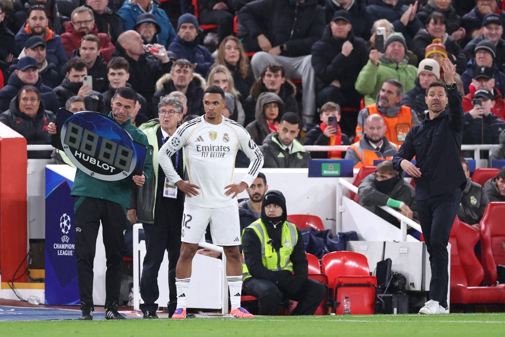 بين وفاء جوتا وهتافات جيرارد.. كيف كانت عودة ألكسندر أرنولد إلى أنفيلد؟