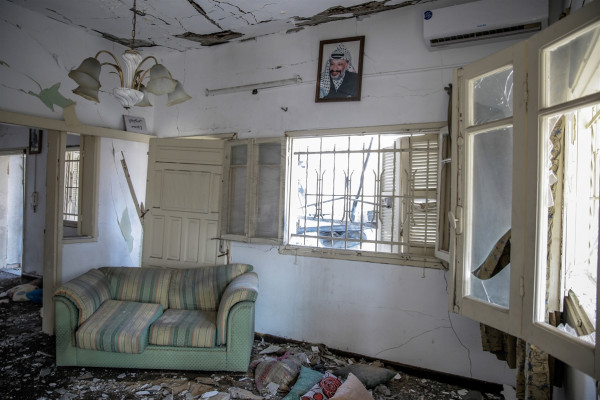 نازحون يلجأون إلى منزل ياسر عرفات المدمر في غزة..صور