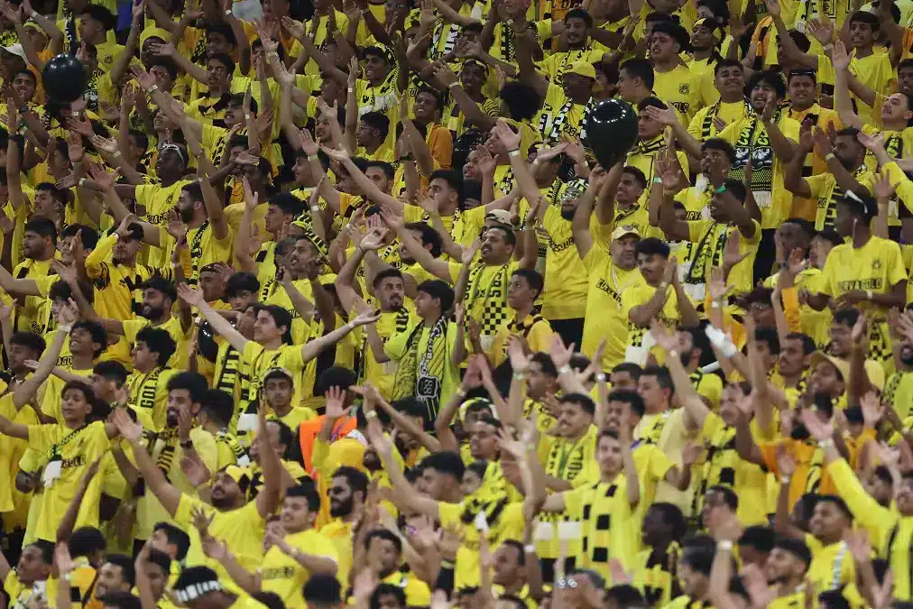 إقبال جماهيري ضخم يشعل ديربي جدة والاتحاد يهيمن على مدرجات الإنماء