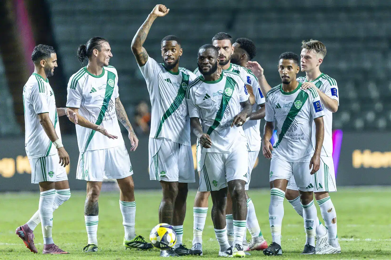 تقارير: الأهلي يدخل ديربي جدة بكامل ترسانته الأجنبية