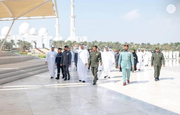 ذياب بن محمد بن زايد يرفع علم الإمارات في واحة الكرامة احتفالاً بيوم العَلم